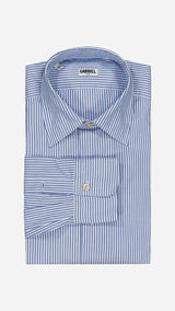 La chemise Martin en Oxford japonais à rayures bleu foncé et blanc - Collection Automne Hiver 2024 - vue pliée avec la manche - de la Maison Gabriel Paris