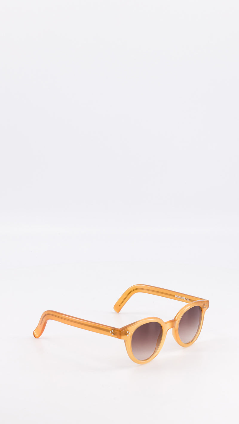 Les lunettes Vincent en acétate recyclé coloris miel verres solaires dégradés, coloris marron, vue de côté, de la collection Automne Hiver 2024 par Maison Gabriel Paris