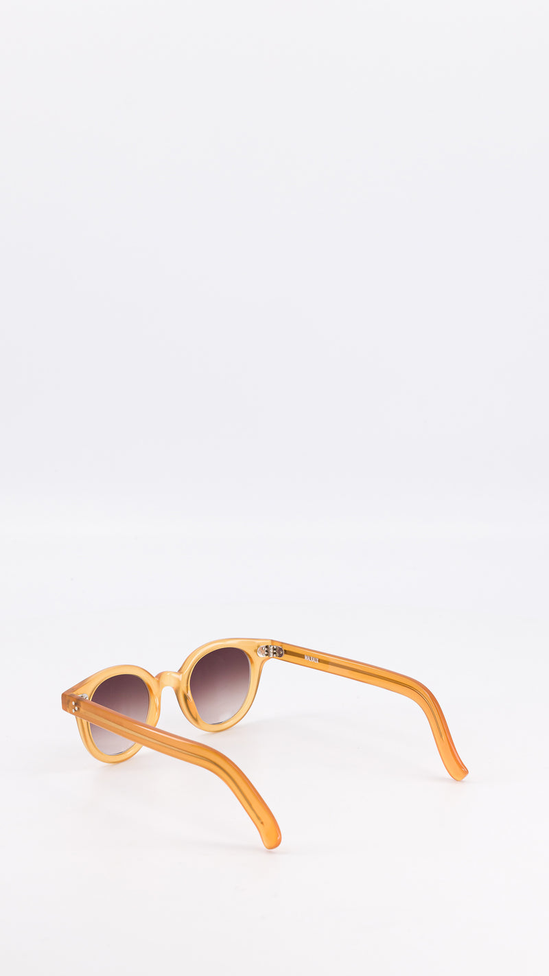 Les lunettes Vincent en acétate recyclé coloris miel verres solaires dégradés, coloris marron, vue de côté, de la collection Automne Hiver 2024 par Maison Gabriel Paris