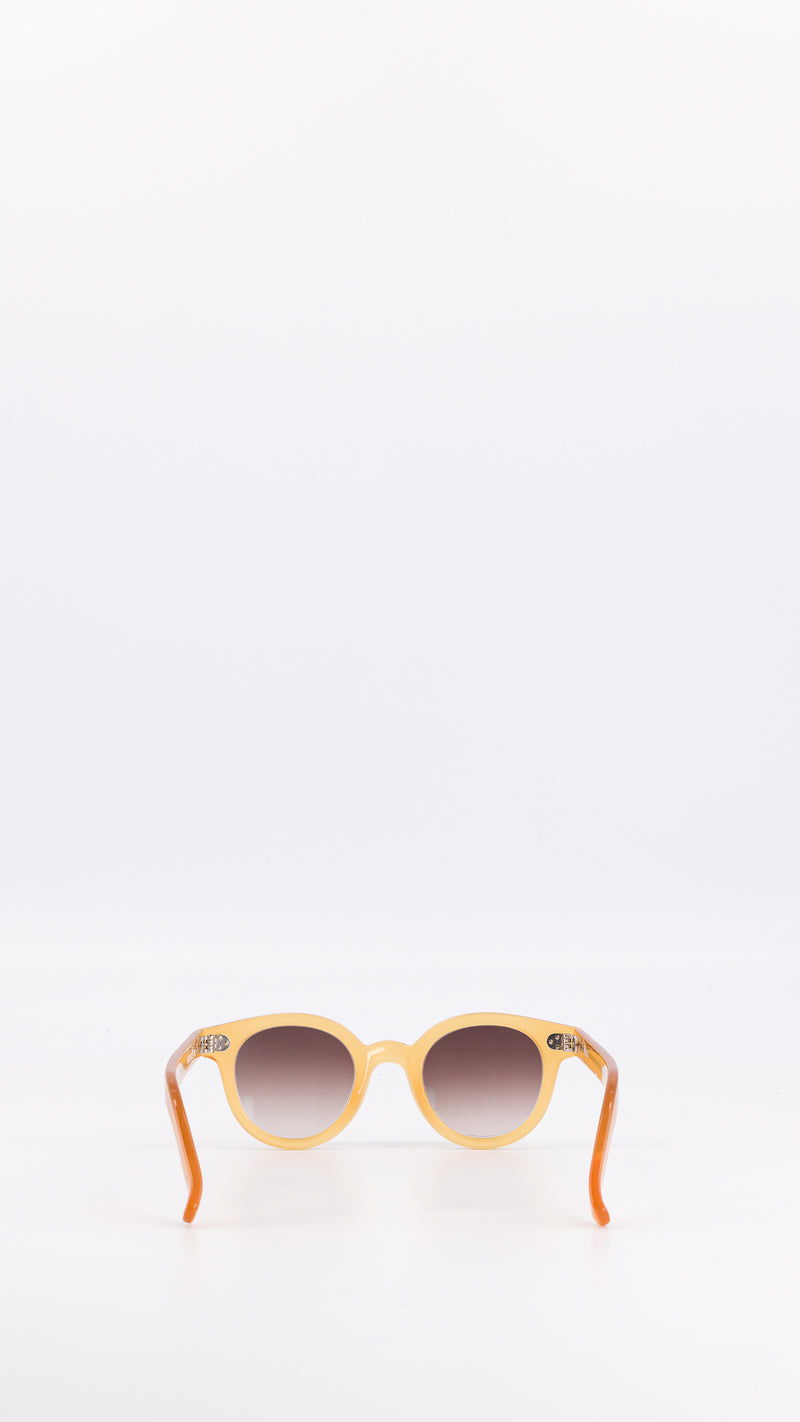 Les lunettes Vincent en acétate recyclé coloris miel verres solaires dégradés, coloris marron, vue côté porté, de la collection Automne Hiver 2024 par Maison Gabriel Paris