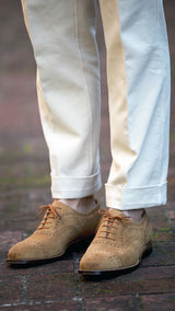 Cyril à Trouville - photo de détail du bas de pantalon Casimir en coton et cachemire beige clair de la Maison Gabriel Paris