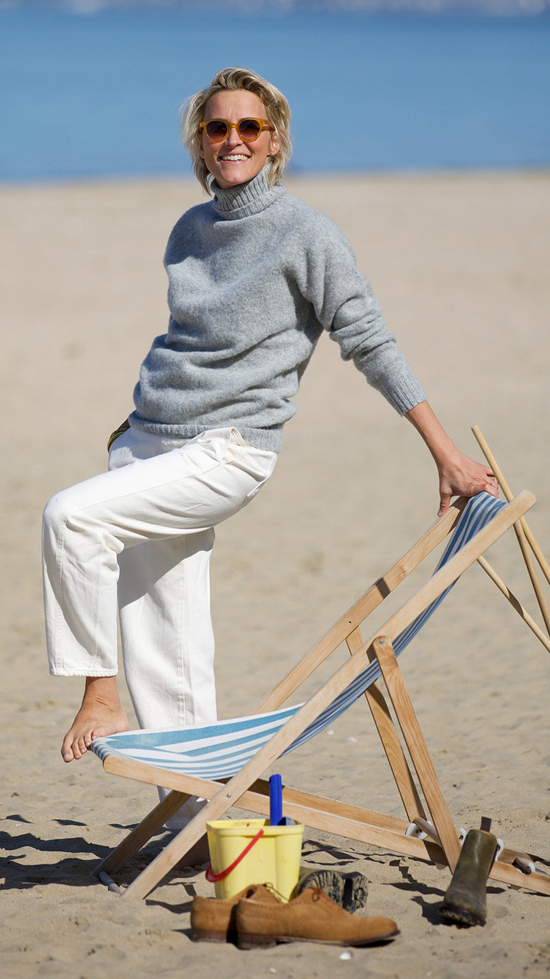 Fanny prend la pose à Trouville et porte le pull Victor en shetland col roulé coloris gris souris - collection Automne-Hiver 2024 - de la Maison Gabriel Paris