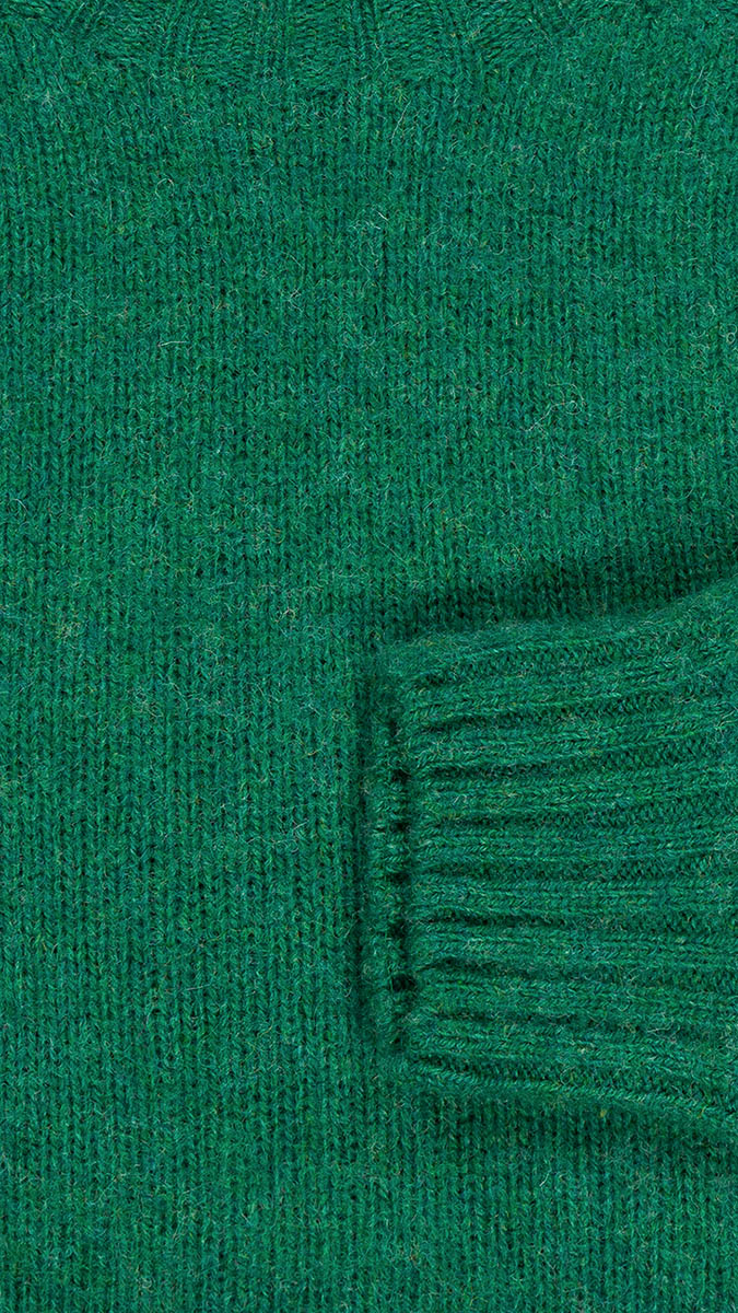 Zoom tissu du pull Victor en shetland col rond coloris vert émeraude - collection Automne-Hiver 2024 - de la Maison Gabriel Paris